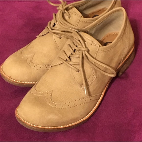 Never worn! Tan Gianni Bini oxfords.