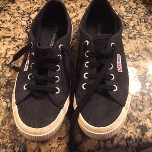 Black Supergas size 7.5