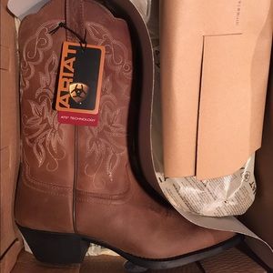 NEW ARIAT BOOTS SIZE 7