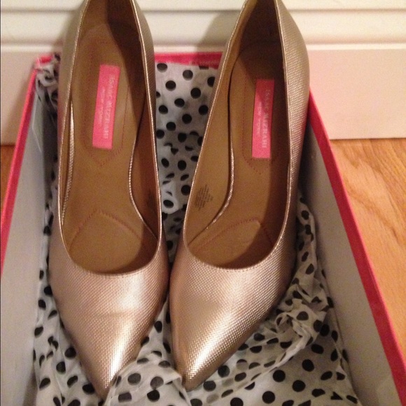 Isaac Mizrahi gold leather pumps