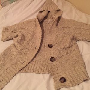 Fashionable short sleeve sweater.