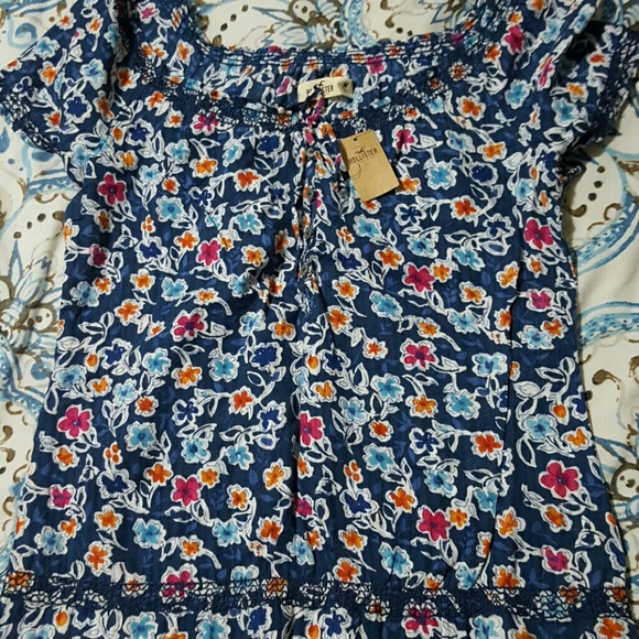 Brand new size M top from hollister