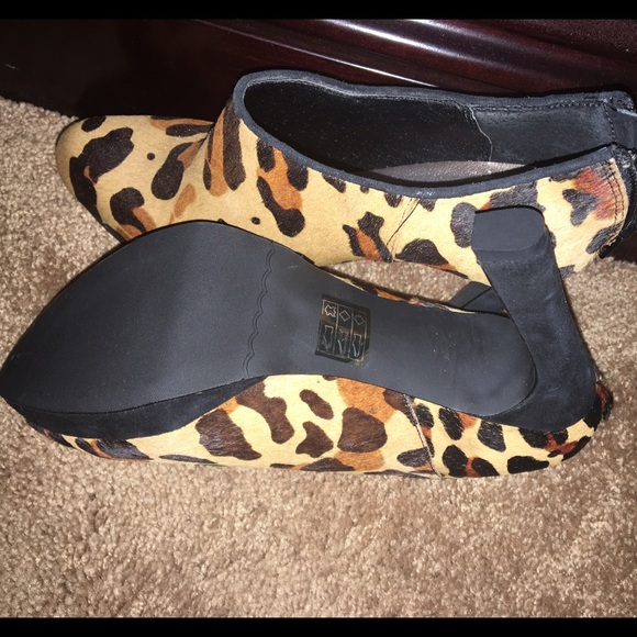 Audrey Brooke Leopard Print Booties - Picture 2 of 2