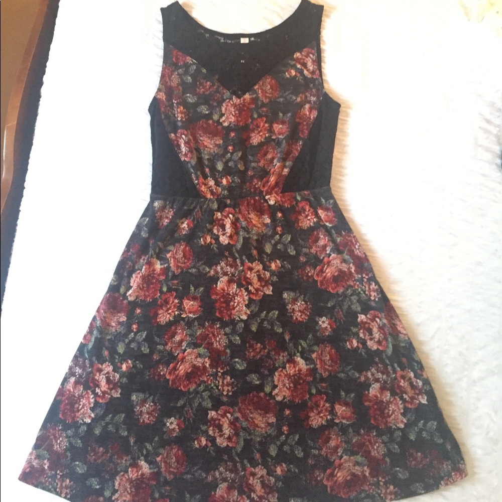 Sleeveless cotton floral and lace dress