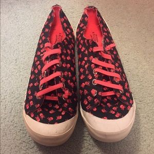 Black white and red skull Arizona size 8.5 shoes