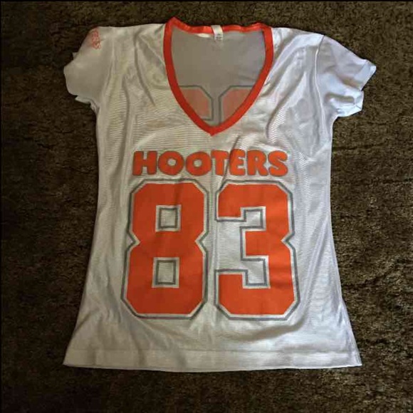Hooters tee
