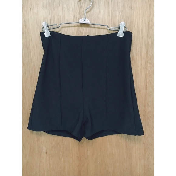 🐍High waisted black shorts🐍