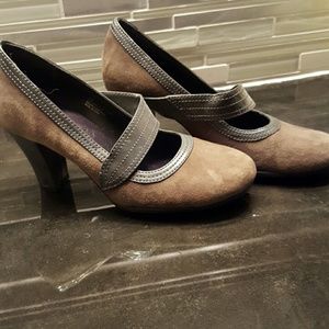 Gray Suede Aerosoles Heals