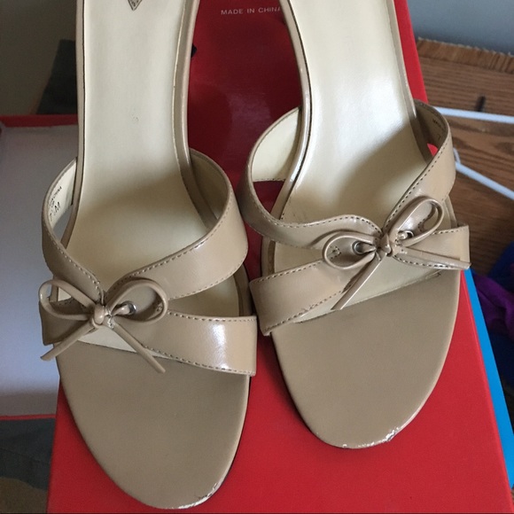 Adorable Tan sandals with bow detail - Picture 1 of 3