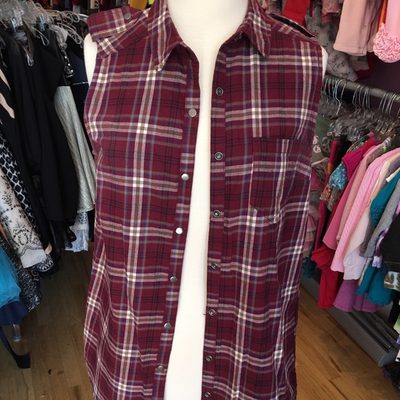 Velvet Heart S Plaid button down sleeveless top.