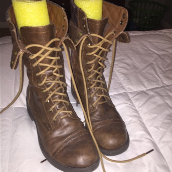 COMBAT BOOTS