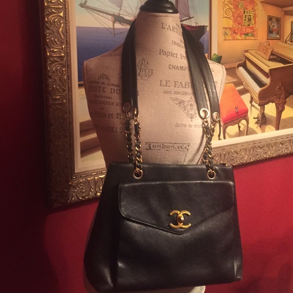 Authentic CHANEL handbag. - Picture 2 of 8