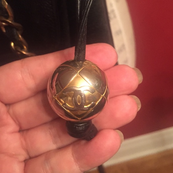 Authentic CHANEL handbag. - Picture 4 of 8