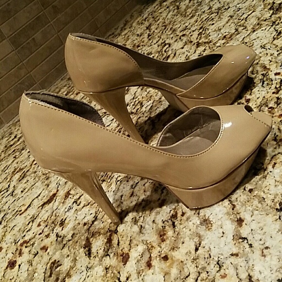 Fergie Tan Patent Leather Platform Peep-Toe Heels Size 8