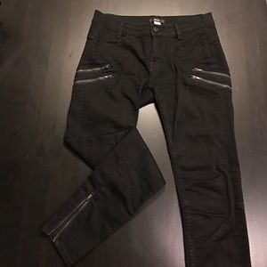 BDG Jeans: Black skinny zipper-ankle jeans!