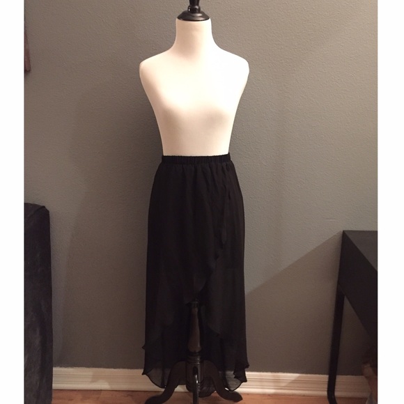 ▪️EUC Black high-low skirt