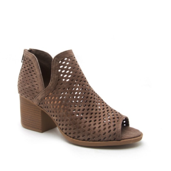 1 left !!!!!! HP🎉 NWT. Taupe cutout heeled boot - Picture 2 of 4