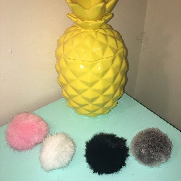 🎀Bundle Me🎀WHITE Rabbit Fur Keychain - Picture 3 of 4
