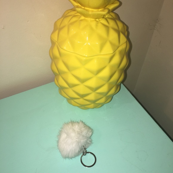 🎀Bundle Me🎀WHITE Rabbit Fur Keychain - Picture 4 of 4