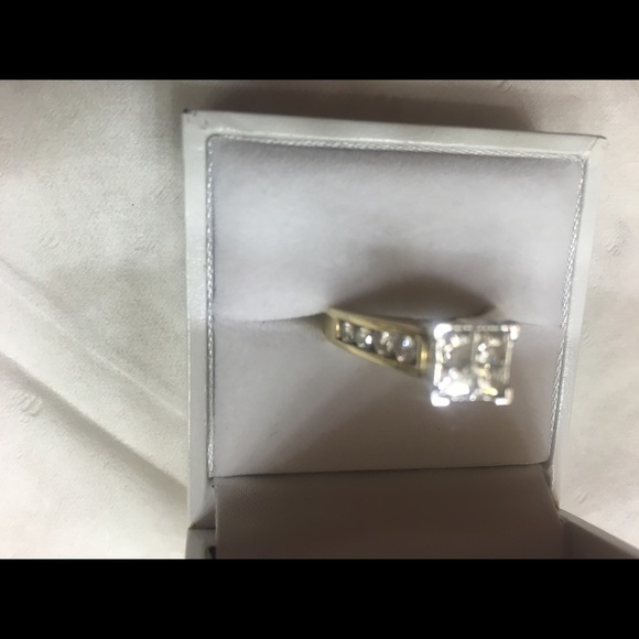 Engagement ring - Picture 2 of 3
