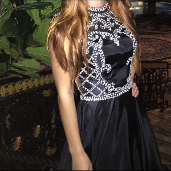 Beautiful dress - Picture 4 of 8