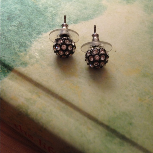 Stella & Dot Soiree studs in Hematite