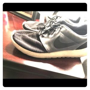 Men's Size 8.5 Nike Roshe Shoes