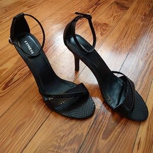 Black strappy heels👠