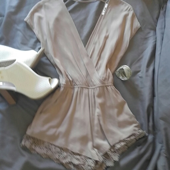Beige romper with pockets and lace - Picture 3 of 4
