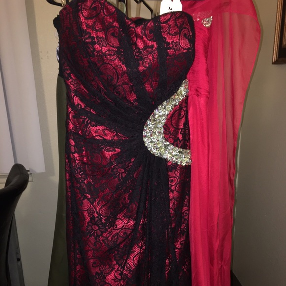 Gown - Picture 3 of 6