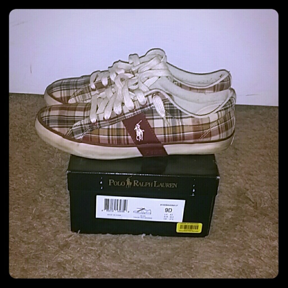 Polo canvas shoes.