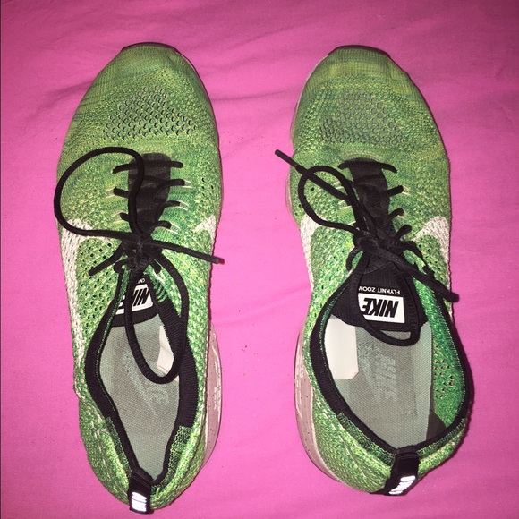 Womens nike shoes!!!! - Picture 1 of 4