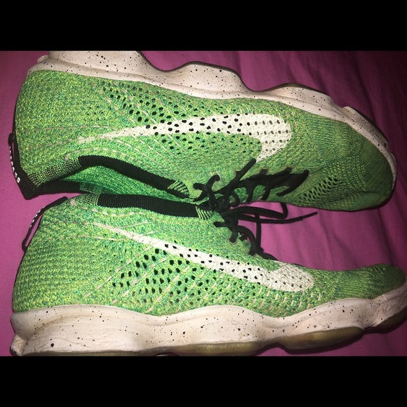 Womens nike shoes!!!! - Picture 4 of 4