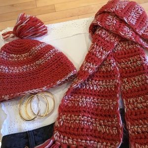 A hat a scarf combo wool 🌺❤️🍒🙂⭐️🙏🌹