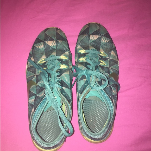 Women's size 8.5 nike shoes!!!! - Picture 1 of 4