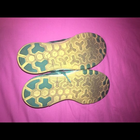 Women's size 8.5 nike shoes!!!! - Picture 2 of 4