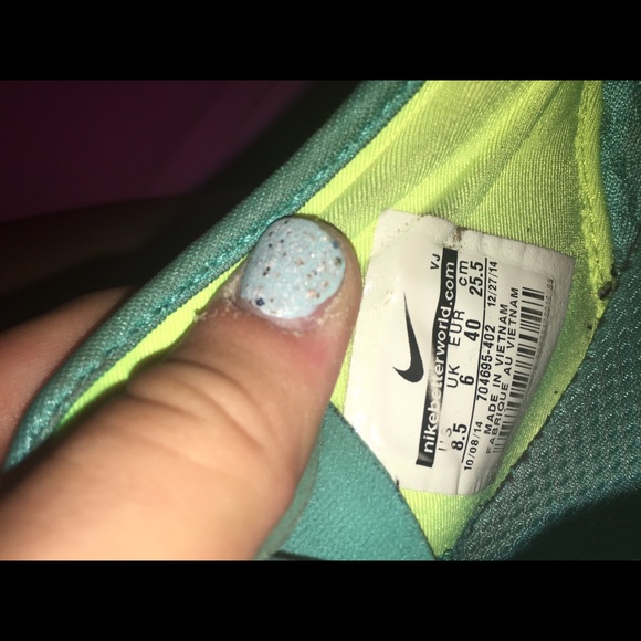 Women's size 8.5 nike shoes!!!! - Picture 3 of 4
