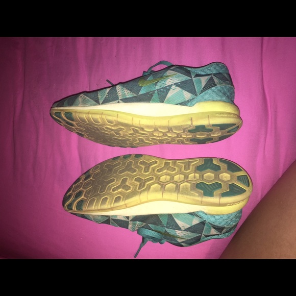 Women's size 8.5 nike shoes!!!! - Picture 4 of 4