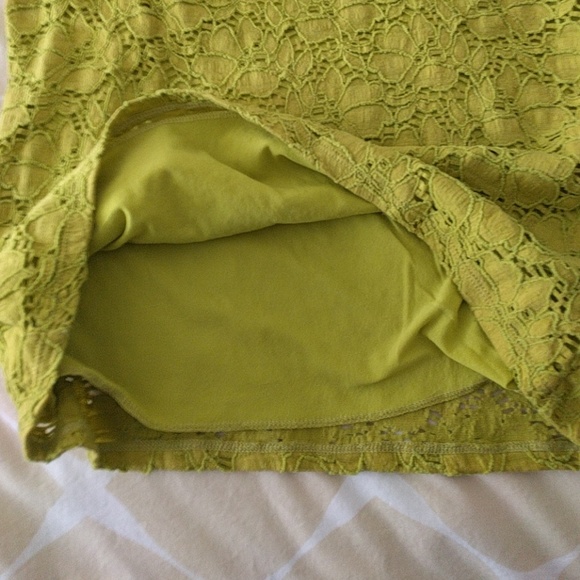 Chartreuse lace top with lining size M - Picture 3 of 4