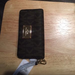 Michael Kors Jet Set multifunction phone case