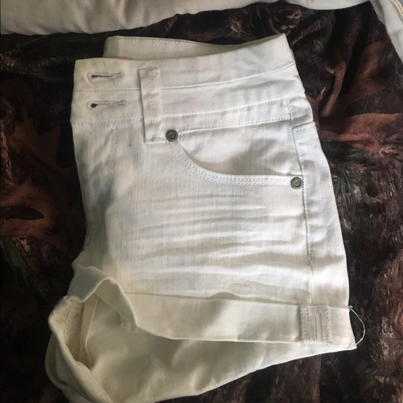 White shorts - Picture 3 of 4