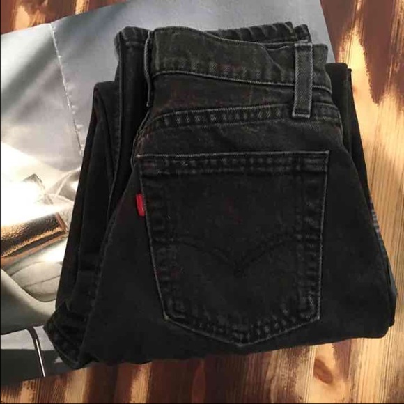 black straight leg levi's