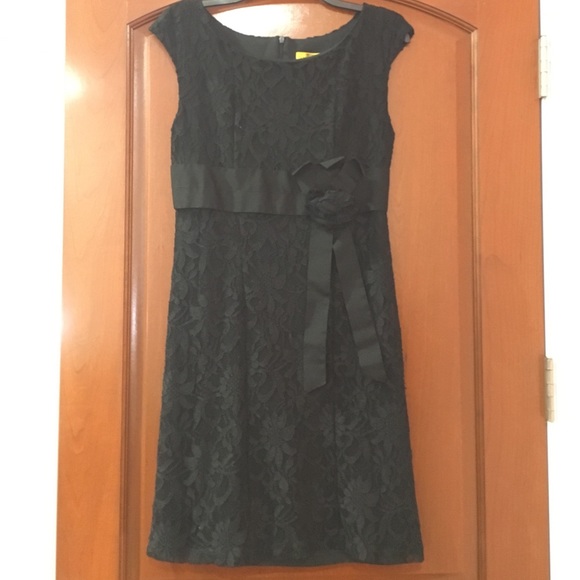✨BLOWOUT SALE✨Black lace dress