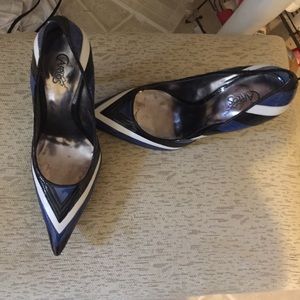 Carlos Santana snip toe pumps!