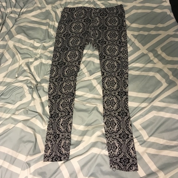 Black and white printed leggings