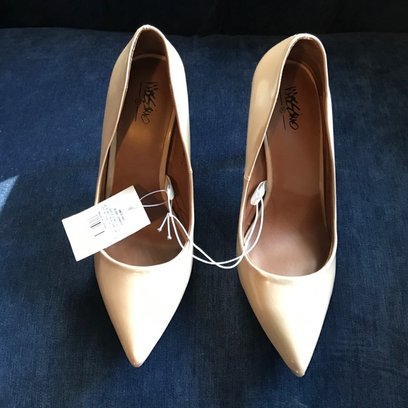 NWT. Mossino Nude Heels