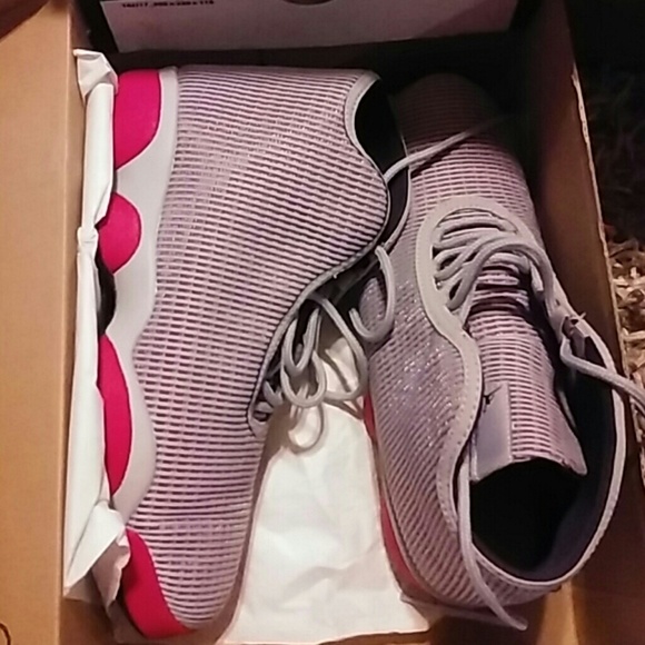 Jordan size 7y, fits ladies size 9. MAKE AN OFFER!