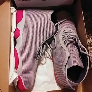 Jordan size 7y, fits ladies size 9. MAKE AN OFFER!