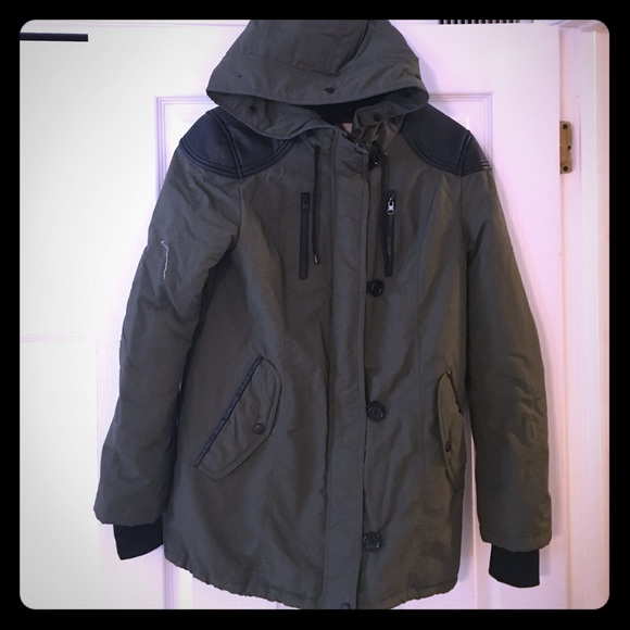 Army Green parka w/ fur lined hood! Medium