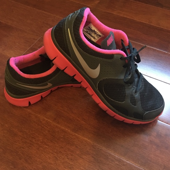 NIKE Women's Sneakers